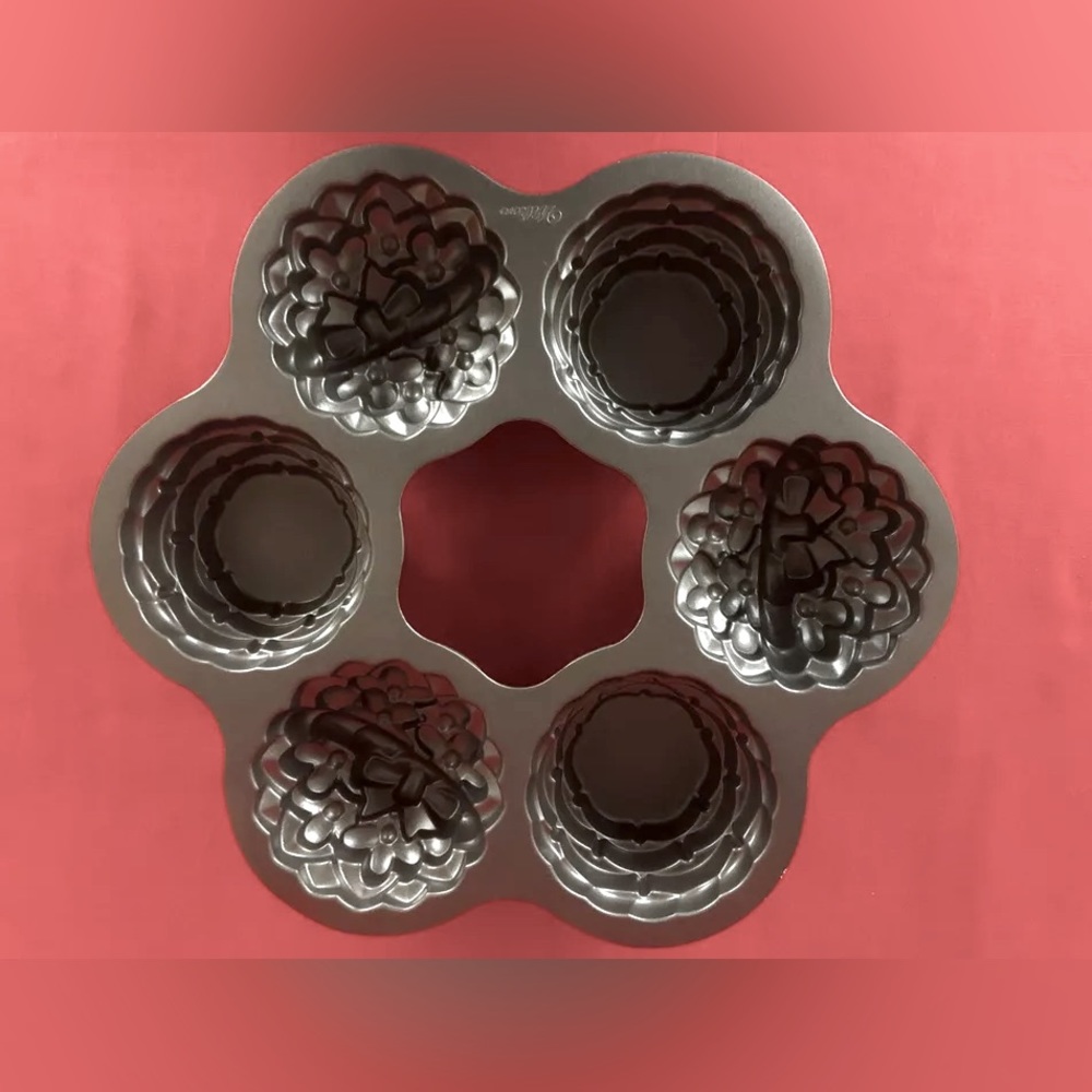 Wilton Dimensions Easter Multi-Cavity Bundt Mini Flower Baskets Cake Pan